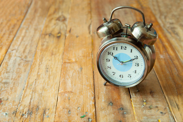 Gran reloj despertador vintage con campanas, pintado antiguo respaldo de madera
 - Foto, Imagen
