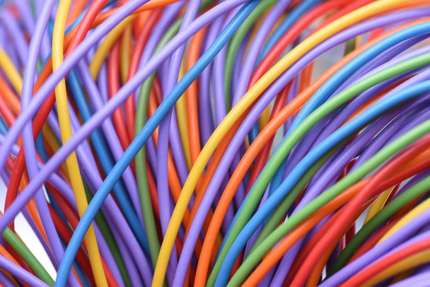 Alambres y cables eléctricos coloridos de cerca
 - Foto, imagen