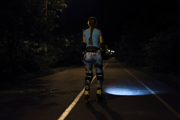 Νύχτα κυλίνδρου πατινάζ eoung σπορ κορίτσι σε ένα δρόμο - Φωτογραφία, εικόνα