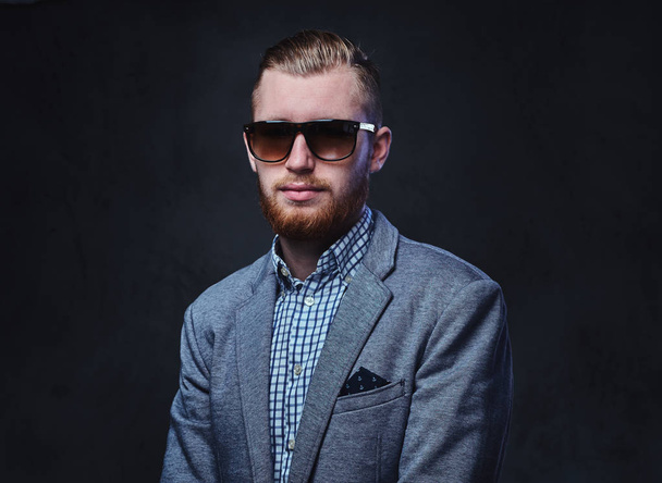 Бородатий чоловік одягнений у костюм і сонцезахисні окуляри
 - Фото, зображення