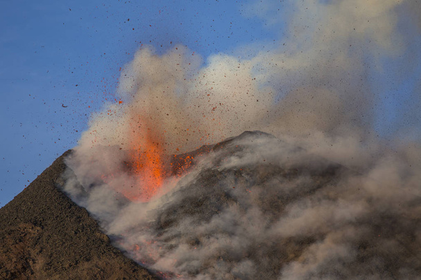 Erupción del volcán Etna en Sicilia
 - Foto, Imagen
