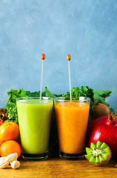 Αναμειγνύονται φρέσκα φρούτα smoothies των διαφόρων χρωμάτων και γεύσεων σε  - Φωτογραφία, εικόνα