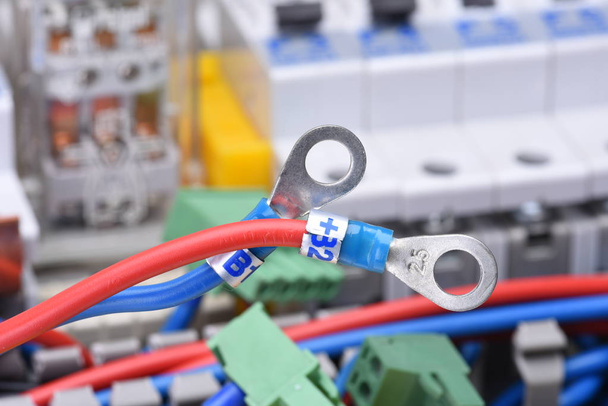 Електричний кабель та обладнання в електричному шафі
 - Фото, зображення