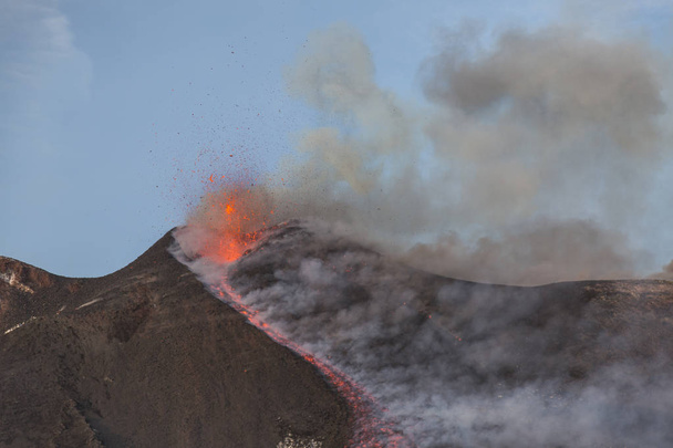 Wybuch wulkanu Etna na Sycylii - Zdjęcie, obraz