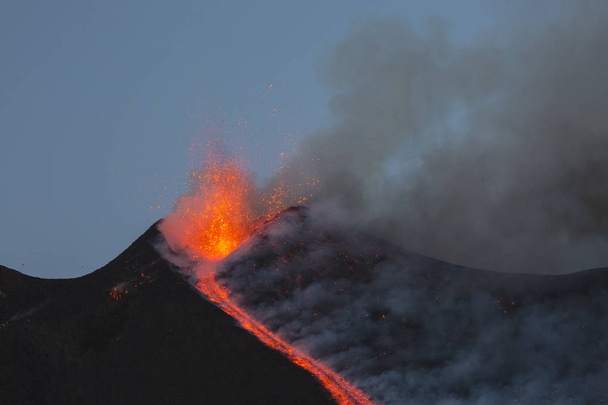 Wybuch wulkanu Etna na Sycylii - Zdjęcie, obraz