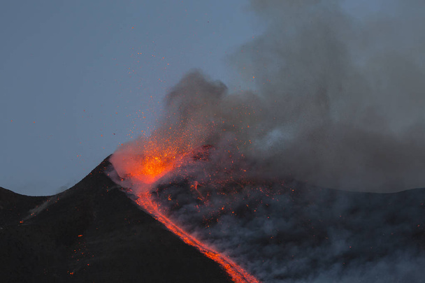 Erupción del volcán Etna en Sicilia
 - Foto, Imagen