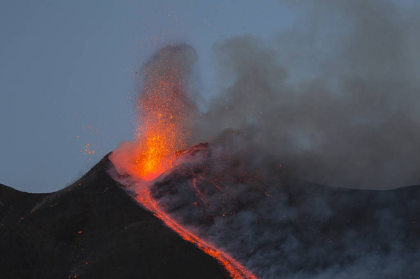 Vulkan Eruptingイメージ 写真素材との写真vulkan Erupting