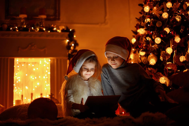 Excited children near Christmas tree - Valokuva, kuva