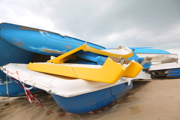barcos destruidos en la playa
 - Foto, Imagen