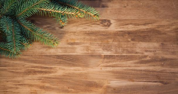 Boże Narodzenie drewniane tła z gałęzi jodły i kulki - Zdjęcie, obraz