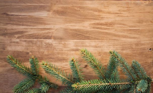 クリスマスのモミの枝とボールの木製の背景 - 写真・画像