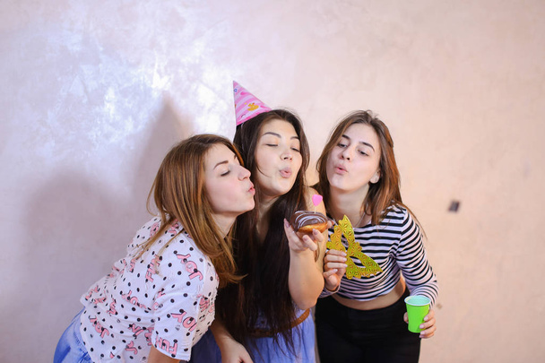 Adoráveis meninas amigáveis celebrar aniversário de suas amigas
 - Foto, Imagem