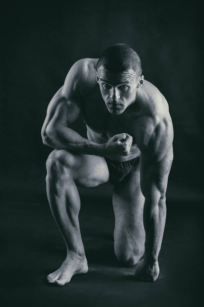 Forte com corpo muscular no ginásio
 - Foto, Imagem