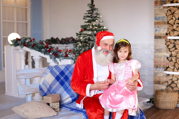 freudiger Weihnachtsmann spricht mit kleiner Prinzessin. - Foto, Bild