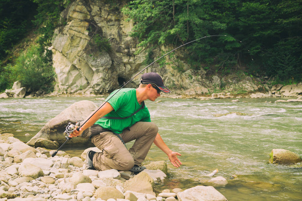 halászatot a fiatalember - Fotó, kép