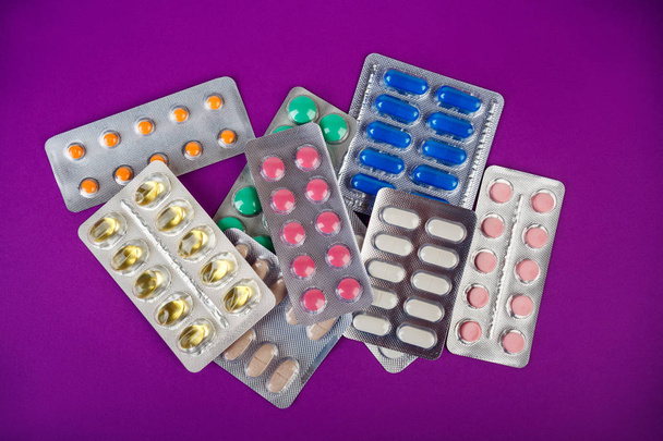 el grupo de píldoras médicas de color en paquetes
 - Foto, imagen