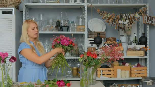 Profesjonalny kwiaciarnia podejmowania kompozycja ślubna w kwiaciarni - Materiał filmowy, wideo
