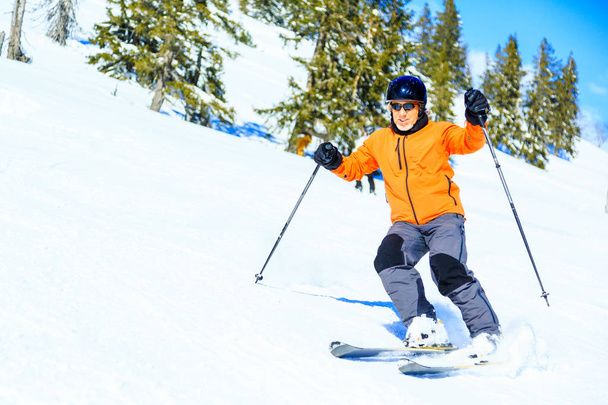 Senior man skiën - Foto, afbeelding