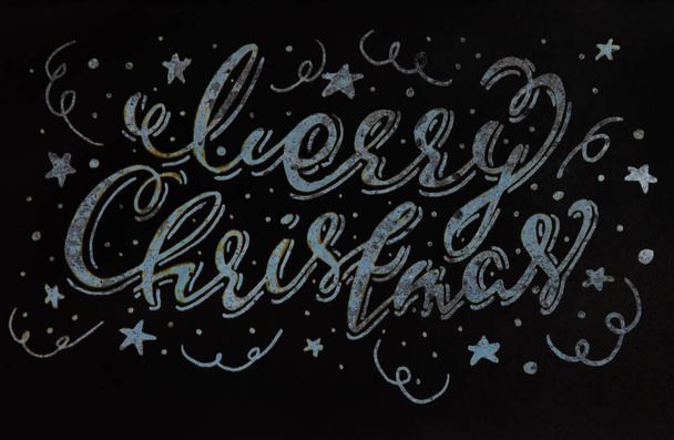 Vidám karácsony kézírásos kalligrafikus felirat egy szürke fal textúra. textúra és a festék. rastr - Fotó, kép