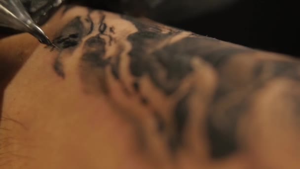 Shot of tattoo artist in creation - Záběry, video