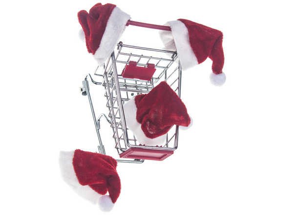 carrinho de compras e chapéu de Papai Noel isolado no fundo branco
  - Foto, Imagem
