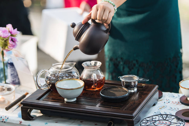 geleneksel Kore çay yapma kadın eli - Fotoğraf, Görsel