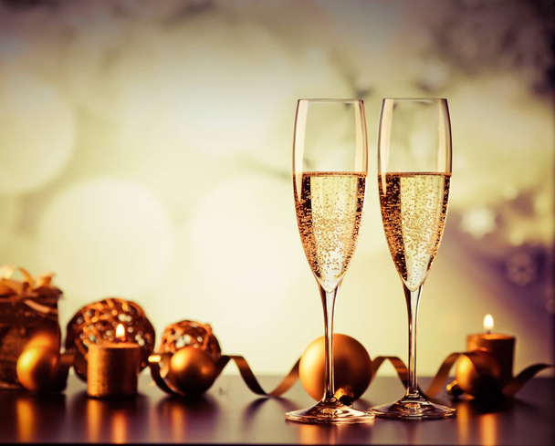 dos copas de champán contra luces navideñas y fuegos artificiales - nuevo
 - Foto, Imagen
