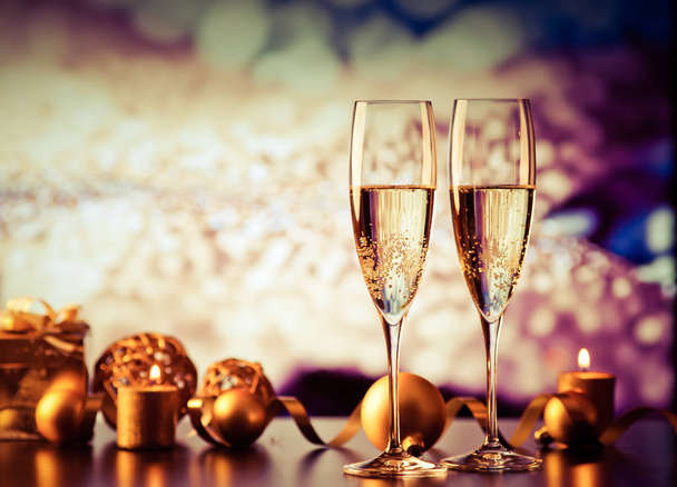 iki şampanya bardağı tatil ışıklar ve havai fişek - yeni karşı - Fotoğraf, Görsel