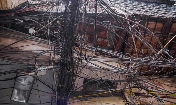 Rommelig elektrische bedrading op de pole-position in Hanoi, Vietnam. - Foto, afbeelding