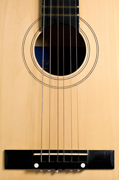 Detalle horizontal del tablero de trastes de una guitarra bajista acustica
 - Foto, Imagen
