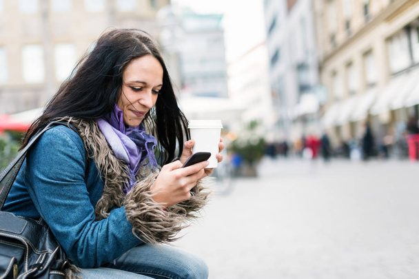 Young Woman Texting On Her Phone - Zdjęcie, obraz