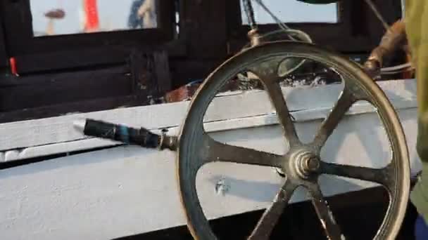 Fisher άνθρωπος κυλώντας πλοίου τιμόνι - Πλάνα, βίντεο