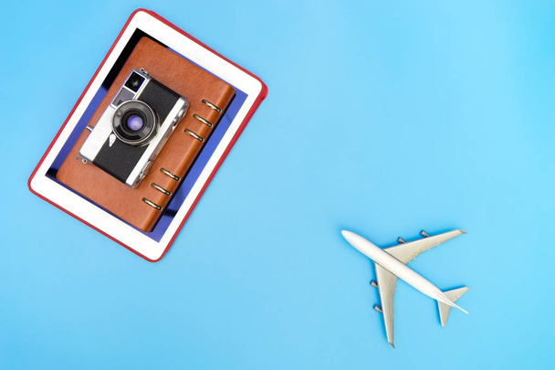 seyahat kavramı mavi zemin üzerine için uçak kamera ve dizüstü tablet - Fotoğraf, Görsel