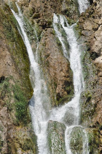 Haute cascade, l'eau qui coule des rochers dans le lac. Parc national des lacs de Plitvice. Tourisme en Croatie
. - Photo, image
