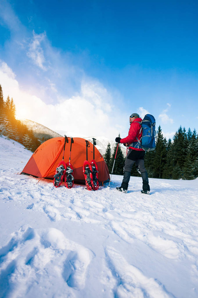 Bergsteiger in der Nähe des Zeltes mit Schneeschuhen. - Foto, Bild