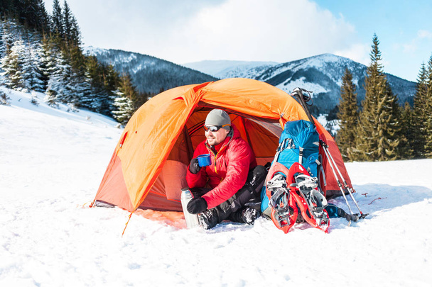 Egy ember közelében egy sátorban a tél. - Fotó, kép
