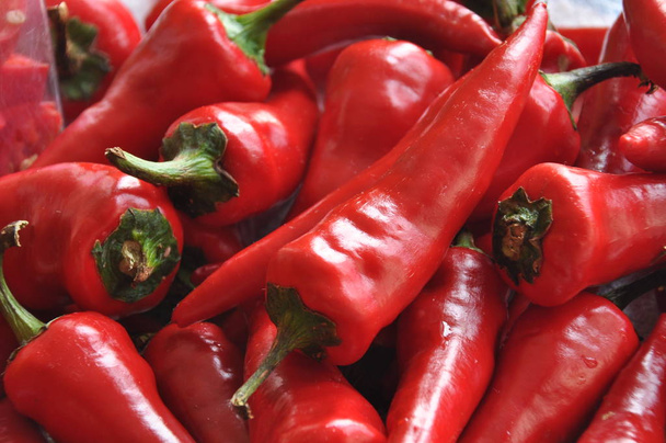 Csípős paprika. Piros hüvely zöldségek, fűszeres - Fotó, kép