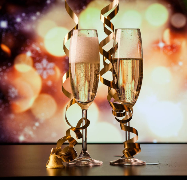due bicchieri di champagne con nastri contro le luci delle vacanze e fi
 - Foto, immagini