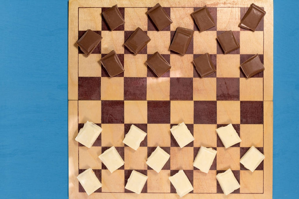 Csokoládé barna és fehér sakktáblán. - Fotó, kép