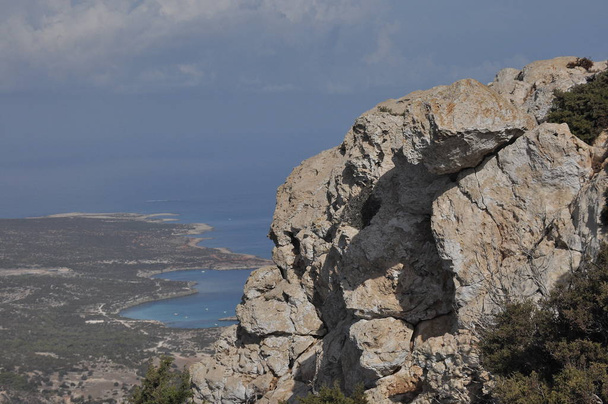 キプロスでアカマス国立公園。青い珊瑚礁と透明な水に山からの眺め - 写真・画像
