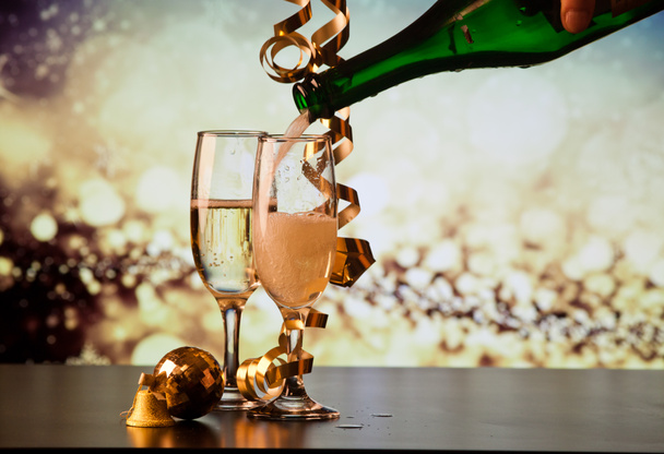iki şampanya bardağı şeritler tatil ışıklar ve fi karşı - Fotoğraf, Görsel