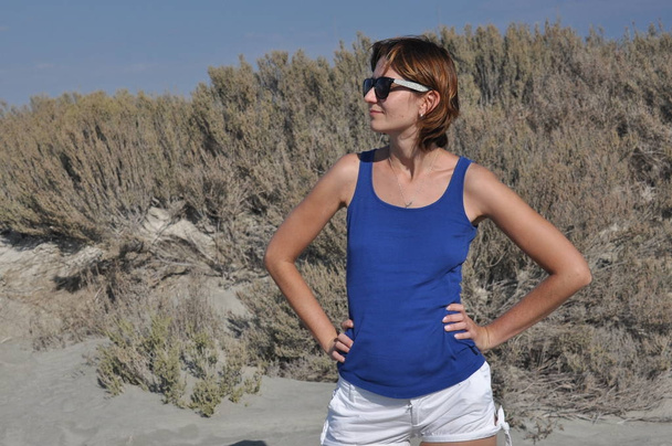 schöne Frau auf dem ausgetrockneten See Akrotiri in Zypern. - Foto, Bild