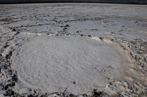 Lago Akrotiri seco y agrietado con sal en Chipre
. - Foto, Imagen