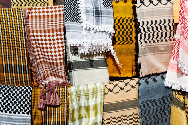 la trama del cotone tradizionale simbolico sciarpa araba
  - Foto, immagini