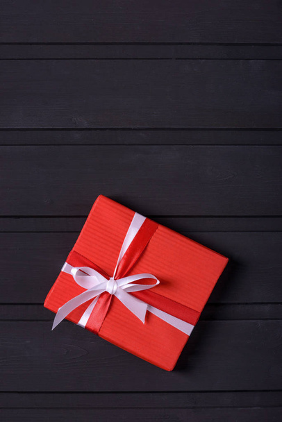 Holiday piros dobozok fekete fából készült háttér - Fotó, kép