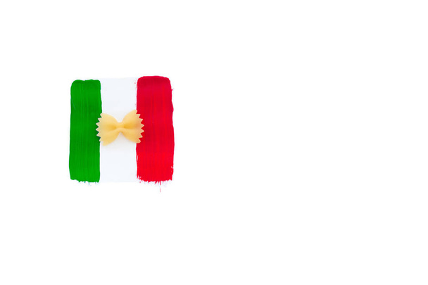 uma massa e bandeira da Itália, comida italiana, isilada sobre fundo branco
 - Foto, Imagem