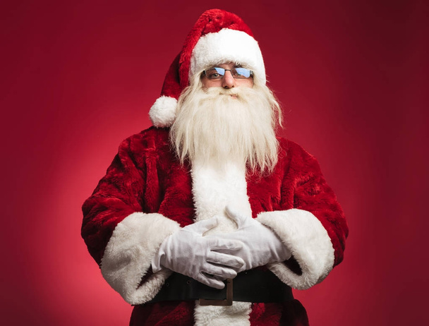 Weihnachtsmann mit vollem Bauch  - Foto, Bild