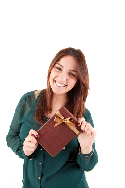 Hermosa mujer sosteniendo regalos mientras sonríe
 - Foto, imagen