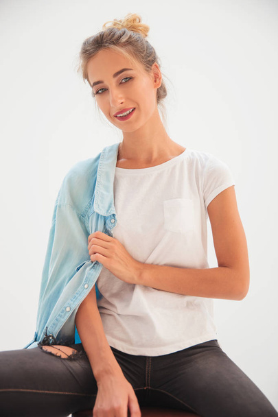 šťastná žena sedící ležérní s košilí na rameni  - Fotografie, Obrázek