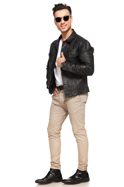 smiling young man in leather jacket and sunglasses - Fotoğraf, Görsel